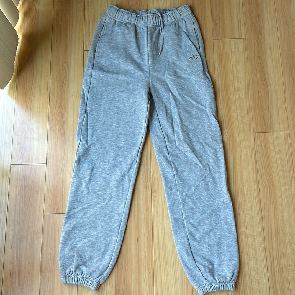 Alo Accolade Sweat Pants in Athletic Heather Grey